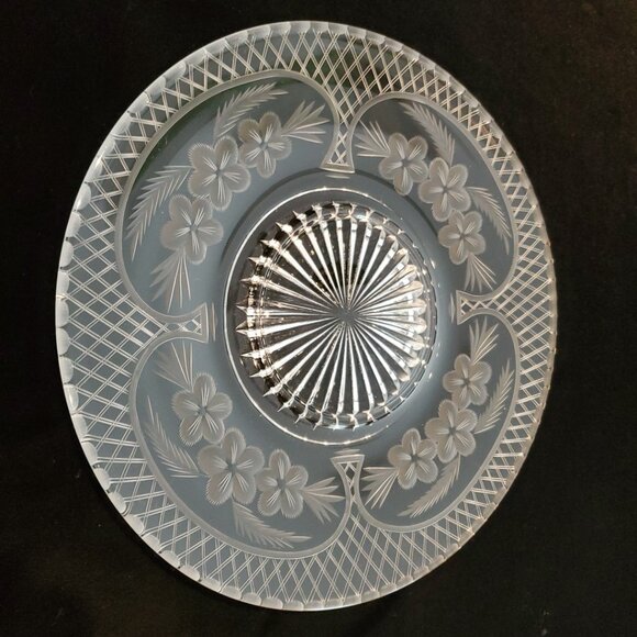 Beautiful Vintage Etched Glass Plate Floral with Starburst Bottom 10" Diameter - Picture 5 of 5